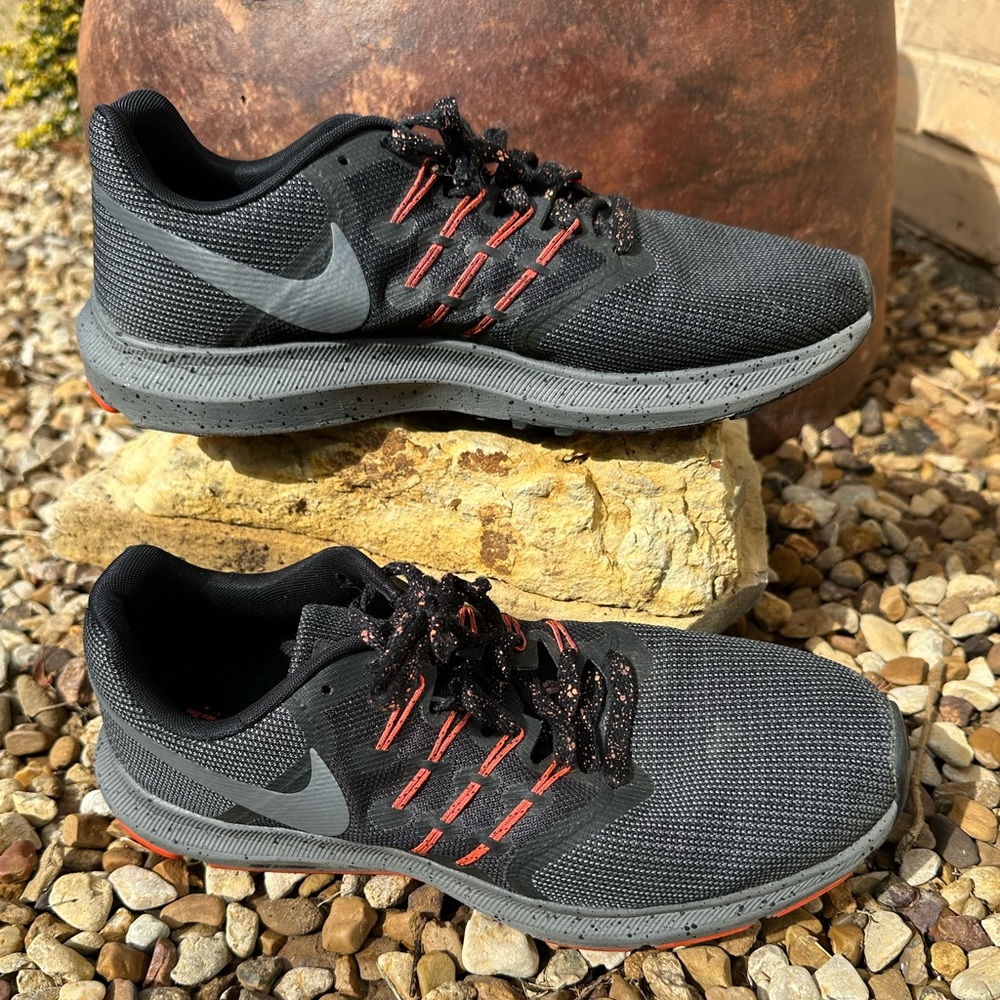 Nike Men's Black and Red Athletic Shoes